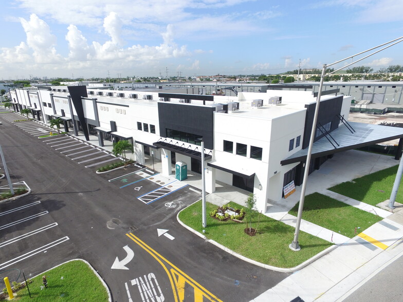 7802 NW 103rd St, Hialeah Gardens, FL en alquiler - Foto del edificio - Imagen 2 de 9