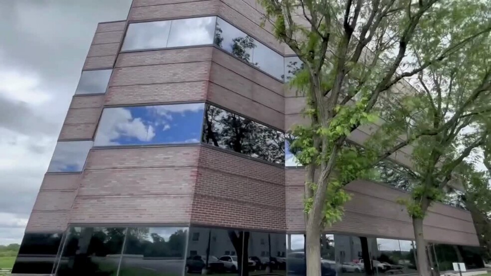 2458 Old Dorsett Rd, Maryland Heights, MO en alquiler - Vídeo de anuncio comercial - Imagen 2 de 7