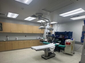 18425 Burbank Blvd, Tarzana, CA en alquiler Foto del edificio- Imagen 2 de 8