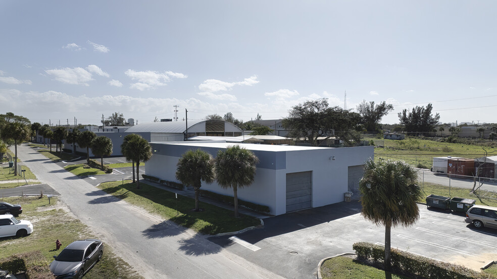 1243 W 52nd St, Mangonia Park, FL en alquiler - Foto del edificio - Imagen 3 de 9