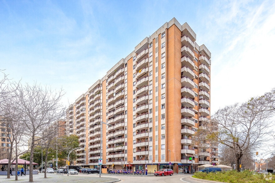 Edificio residencial en L'Hospitalet de Llobregat, Barcelona en venta - Foto del edificio - Imagen 2 de 4