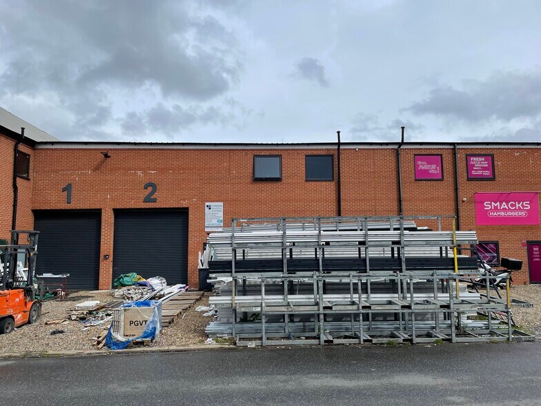 102 Beddington Ln, Croydon en venta - Foto del edificio - Imagen 2 de 2