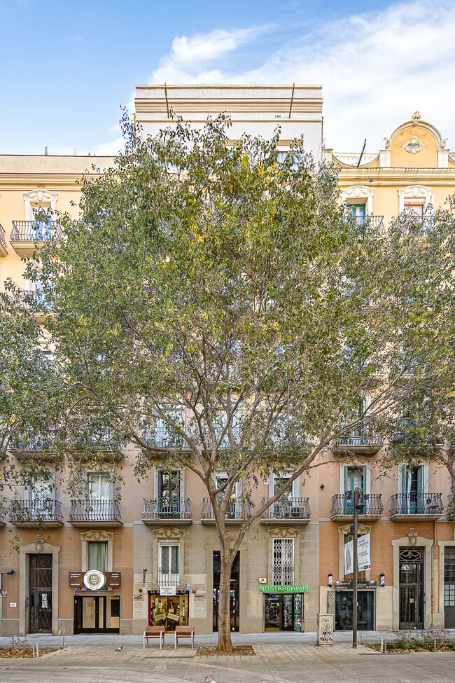 Más detalles de Carrer de Rocafort, 159, Barcelona - Edificio residencial​ en venta