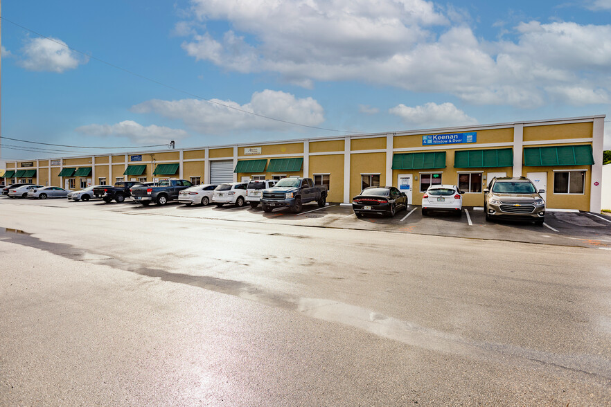 5149-5199 NE 12th Ave, Oakland Park, FL en alquiler - Foto del edificio - Imagen 1 de 18