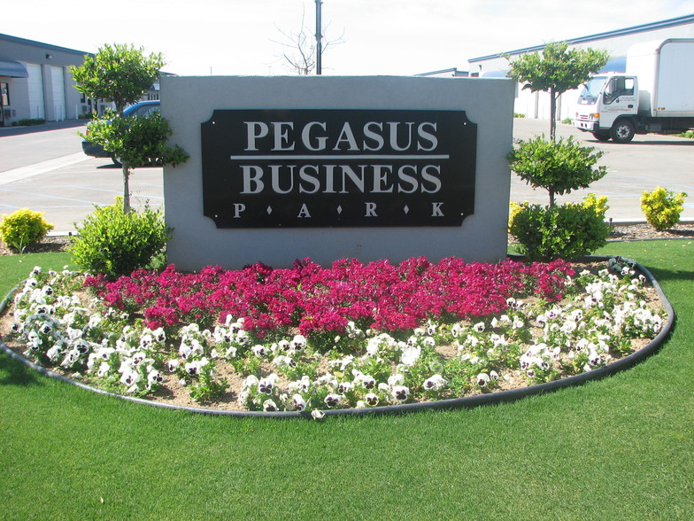 3335 Pegasus Dr, Bakersfield, CA en alquiler - Foto del edificio - Imagen 3 de 5