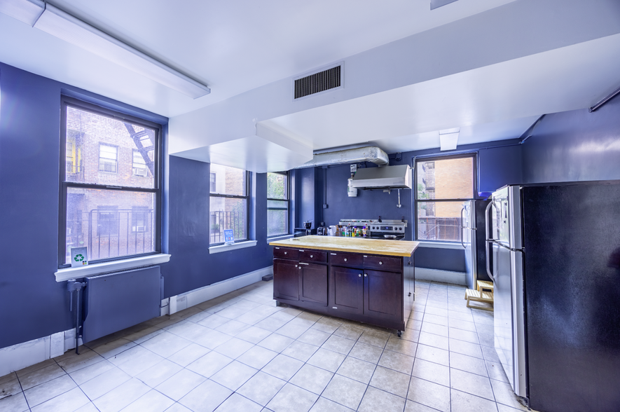 236 W 72nd St, New York, NY en venta - Foto del edificio - Imagen 2 de 27