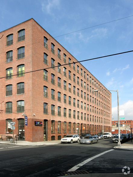 500 Driggs Ave, Brooklyn, NY en alquiler - Foto del edificio - Imagen 2 de 30