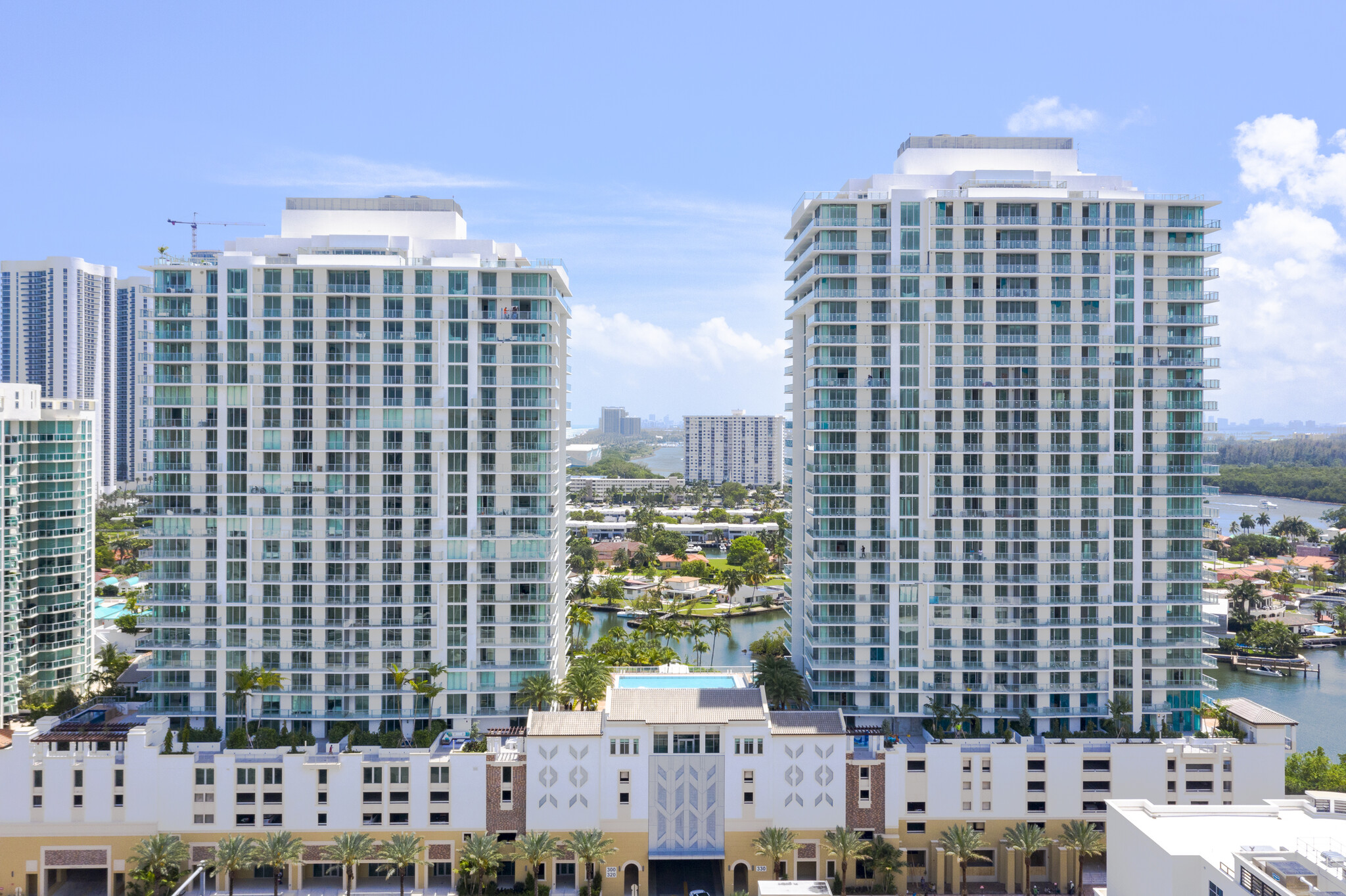 300-330 Sunny Isles Blvd, Sunny Isles Beach, FL en alquiler Foto del edificio- Imagen 1 de 3