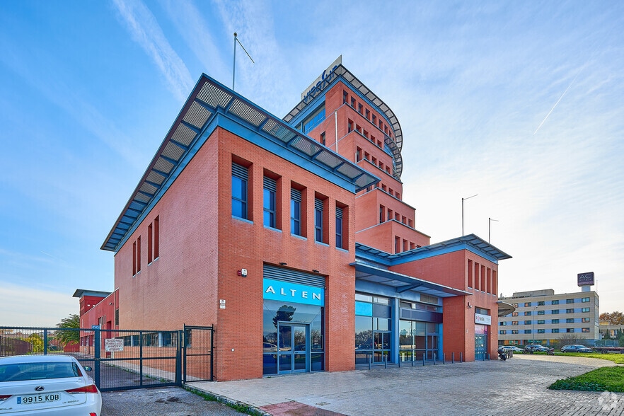 Calle Luis Fuentes Bejarano, 60, Sevilla, Sevilla en venta - Foto del edificio - Imagen 3 de 26