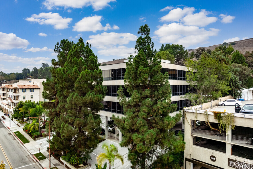 609 Deep Valley Dr, Rolling Hills Estates, CA en alquiler - Foto del edificio - Imagen 2 de 3