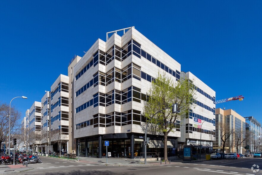 Calle Julián Camarillo, 29, Madrid, Madrid en alquiler - Foto del edificio - Imagen 2 de 8