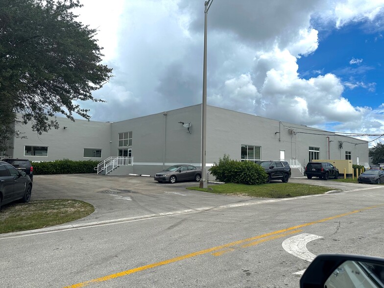 550 W 84th St, Hialeah, FL en venta - Foto del edificio - Imagen 2 de 5