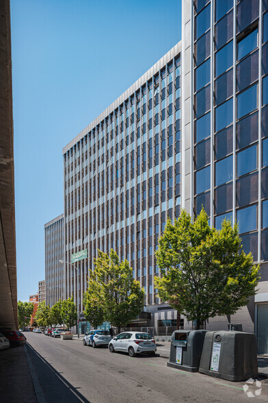 Calle de Agustín de Foxá, 29, Madrid, Madrid en alquiler - Foto del edificio - Imagen 3 de 9