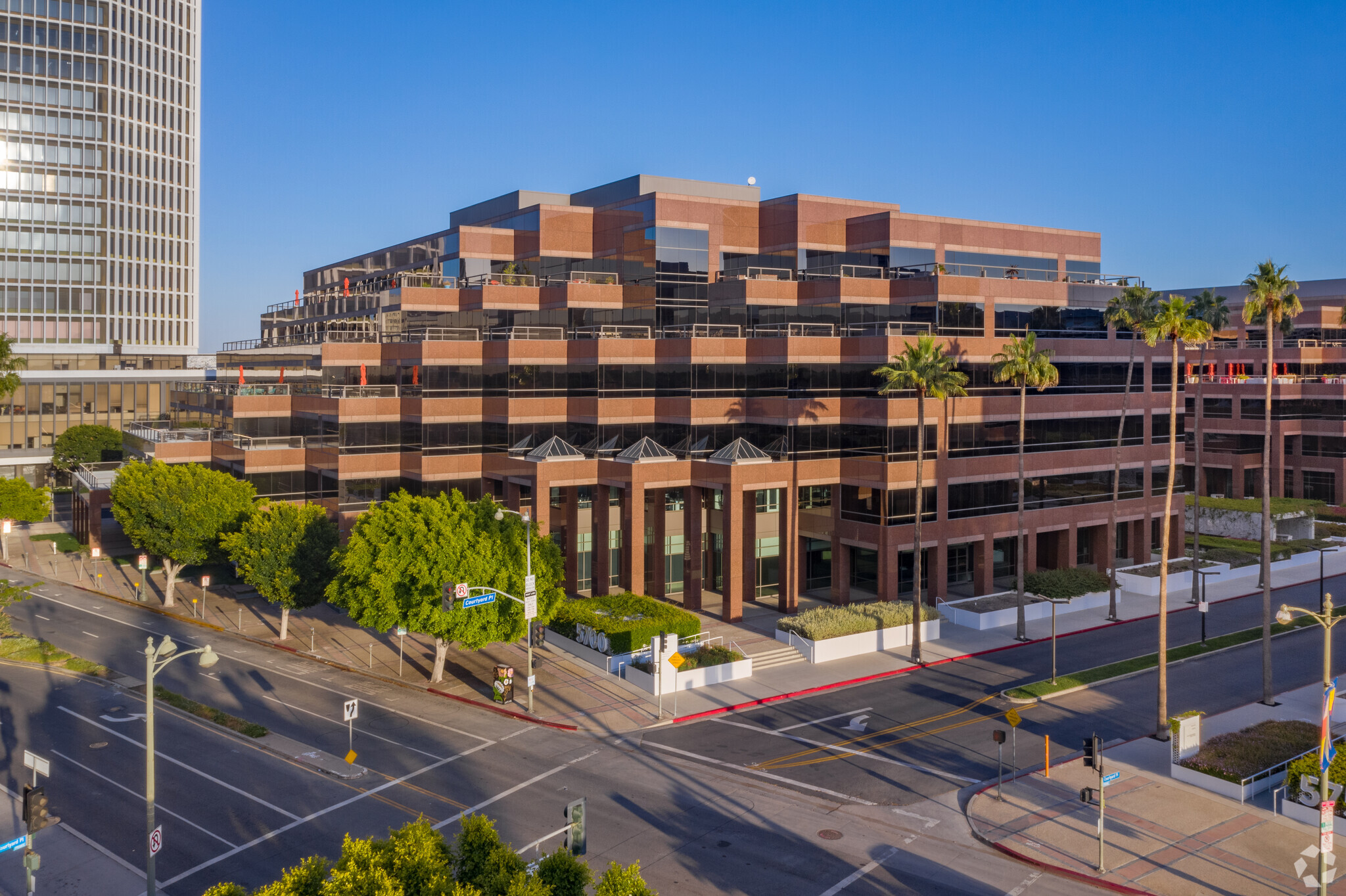 5700 Wilshire Blvd, Los Angeles, CA en alquiler Foto del edificio- Imagen 1 de 10