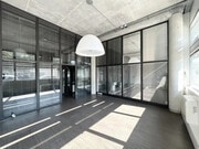 Espace moderne lumineux avec une ambiance accueillante et élégante.