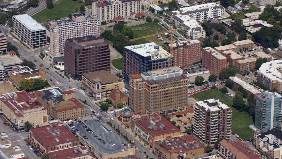 4622 Pennsylvania Ave, Kansas City, MO en alquiler - Vídeo aéreo - Imagen 2 de 14