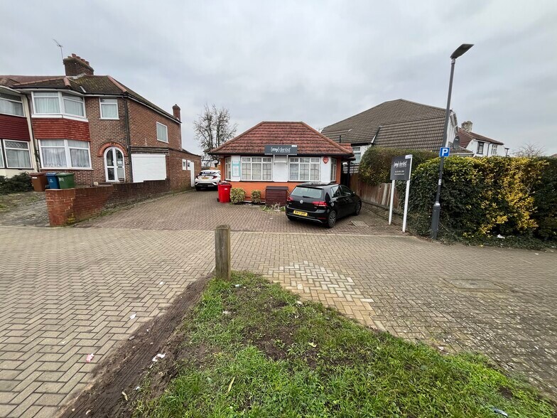 106A Mollison Way, Edgware en venta - Foto del edificio - Imagen 2 de 7