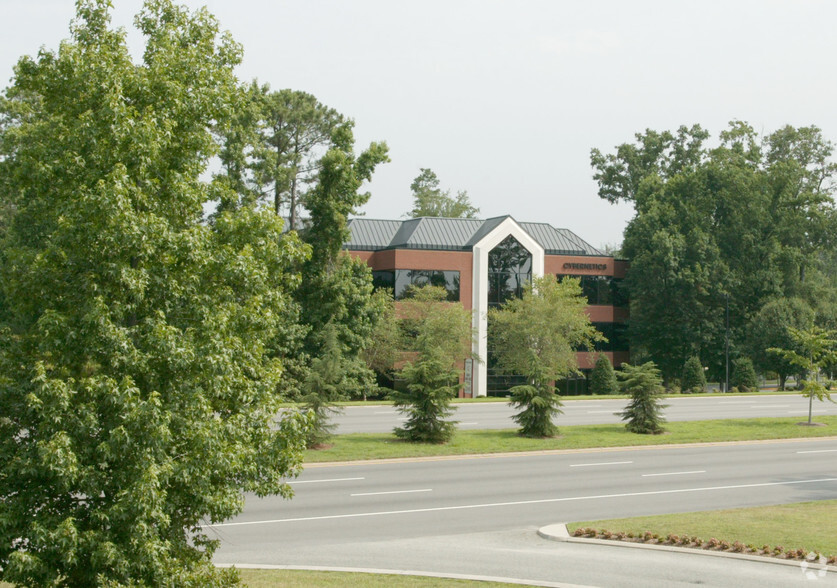 111 Cybernetics Way, Yorktown, VA en alquiler - Foto del edificio - Imagen 2 de 23