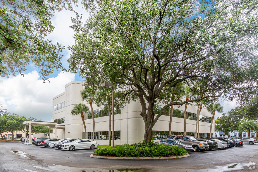 14361 Commerce Way, Miami Lakes, FL en alquiler - Foto del edificio - Imagen 3 de 18