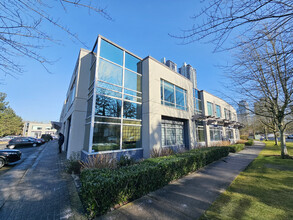 3989 Henning Dr, Burnaby, BC en alquiler Foto del edificio- Imagen 2 de 5