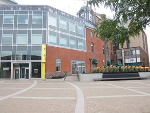 8-10 Queen St W, Brampton, ON en alquiler Foto del edificio- Imagen 2 de 4