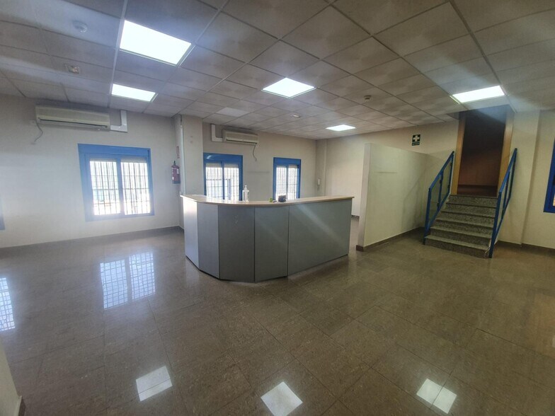 Nave en Dos Hermanas en venta - Foto del edificio - Imagen 3 de 13