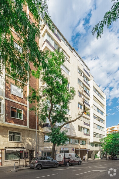 Calle del Segre, 27, Madrid, Madrid en alquiler - Foto del edificio - Imagen 3 de 3