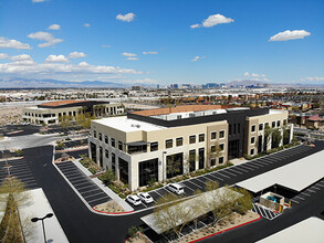 7450 Arroyo Crossing Pky, Las Vegas, NV en alquiler Foto del edificio- Imagen 2 de 10