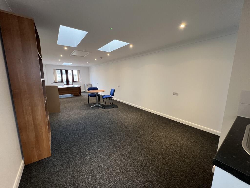 147 Wareham Rd, Corfe Mullen, DOR BH21 3LA - Unidad 8 -  - Foto del interior - Image 2 of 9