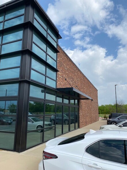 901 E Harwood Rd, Euless, TX en alquiler - Foto del edificio - Imagen 3 de 7