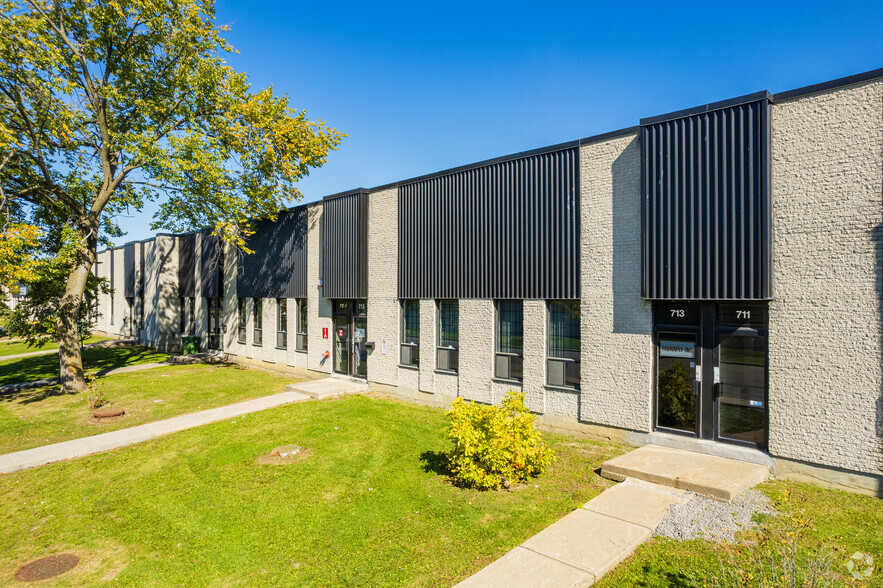 703-729 Av Meloche, Dorval, QC en alquiler - Foto del edificio - Imagen 3 de 14