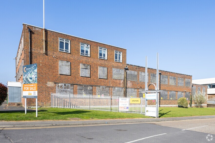 Cleeve Rd, Leatherhead en venta - Foto del edificio - Imagen 2 de 3