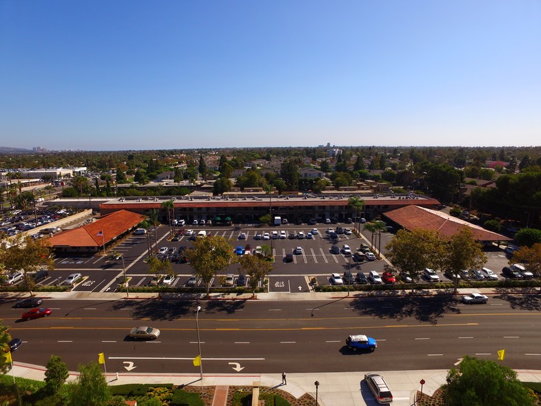 1525 Mesa Verde Dr E, Costa Mesa, CA en alquiler - Foto del edificio - Imagen 3 de 9