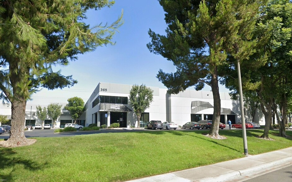 365 Cloverleaf Dr, Baldwin Park, CA en alquiler - Foto del edificio - Imagen 1 de 17