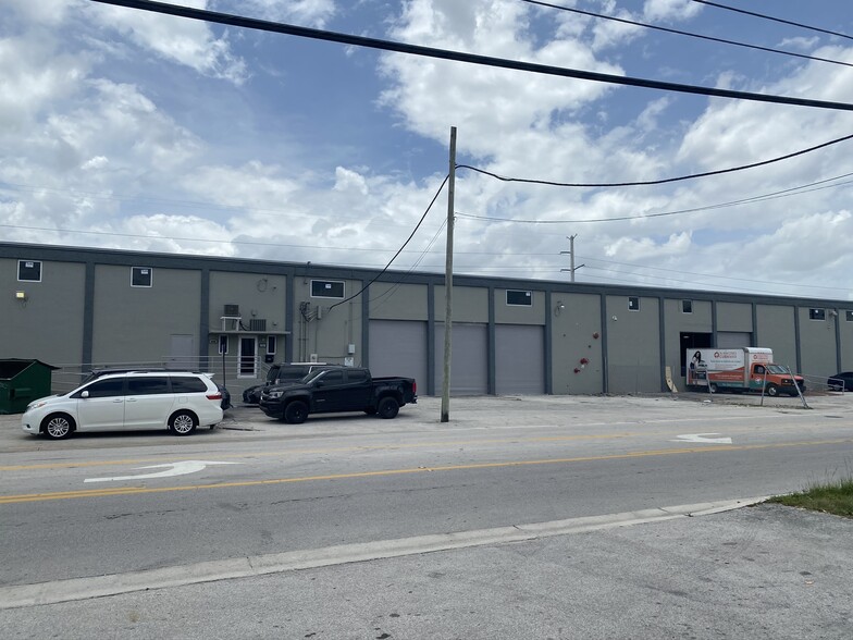 10000-10020 NW 79th Ave, Hialeah, FL en alquiler - Foto del edificio - Imagen 1 de 10