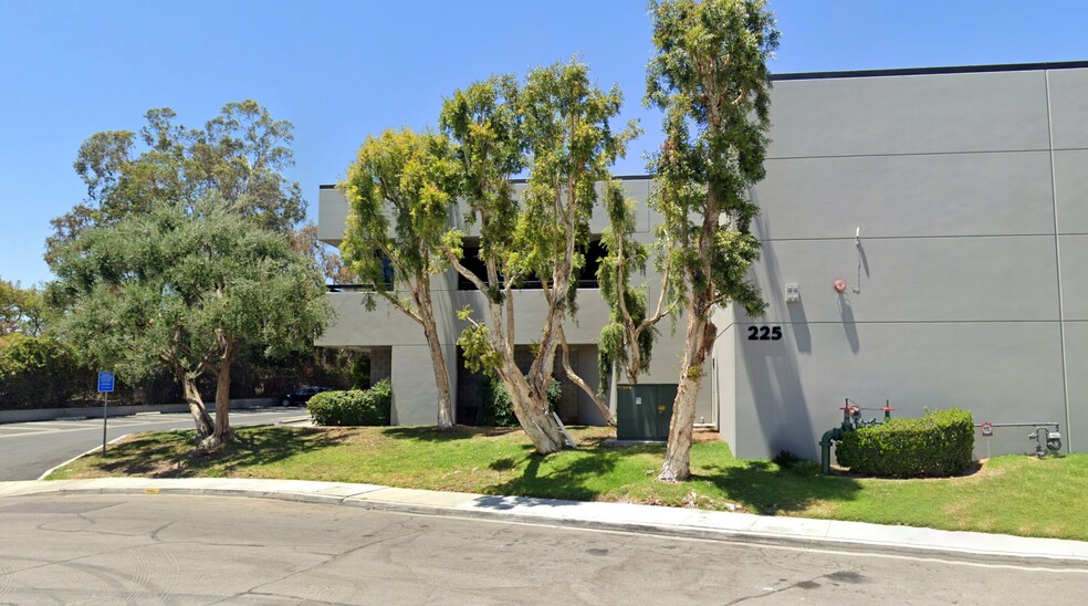 225 Parkside Dr, San Fernando, CA en alquiler - Foto del edificio - Imagen 1 de 2