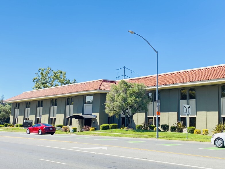 16795 Lark Ave, Los Gatos, CA en alquiler - Foto del edificio - Imagen 1 de 8