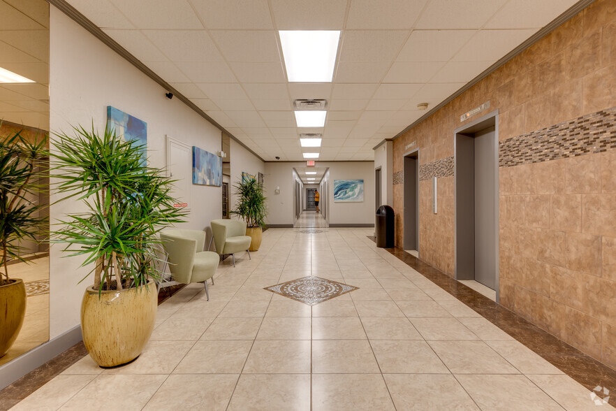 2525 NW Expressway St, Oklahoma City, OK en alquiler - Lobby - Imagen 2 de 14