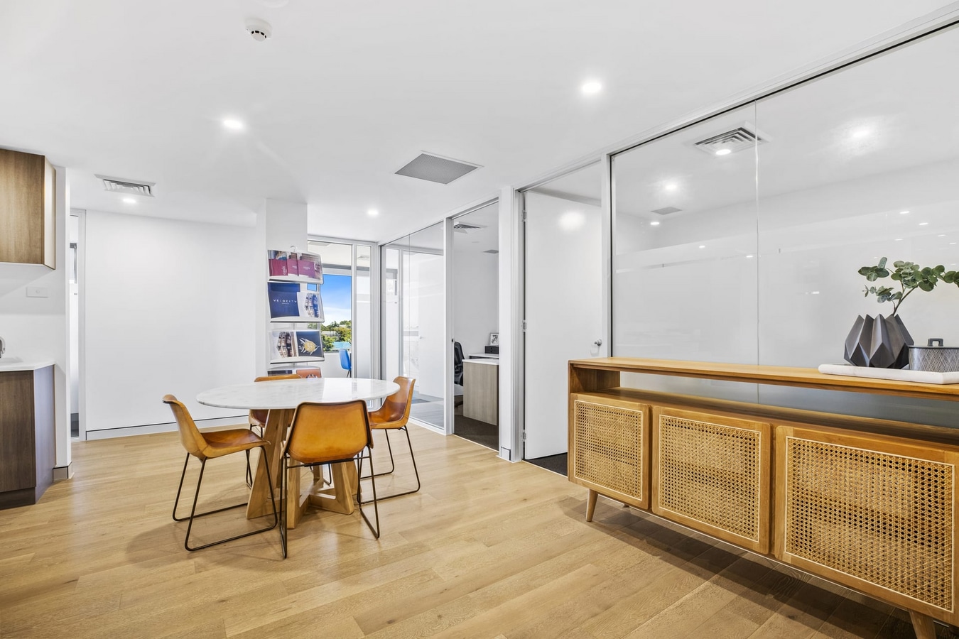 250 Pacific Hwy, Charlestown, NSW - Unidad 4D & 4E -  - Foto del interior - Image 2 of 14