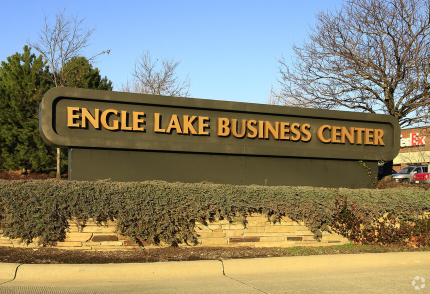 17515 Engle Lake Dr, Middleburg Heights, OH en alquiler - Foto del edificio - Imagen 3 de 5