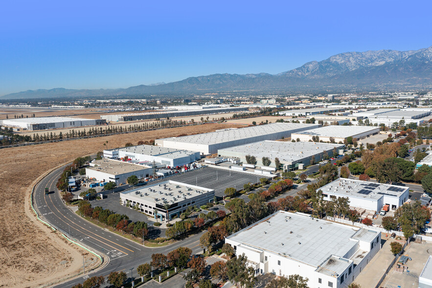 1260 S DuPont Ave, Ontario, CA en alquiler - Foto del edificio - Imagen 2 de 11