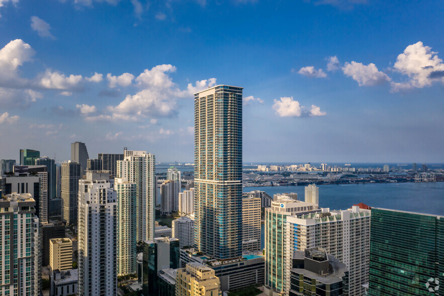 1100 Brickell Bay Dr, Miami, FL en alquiler - Foto del edificio - Imagen 2 de 15