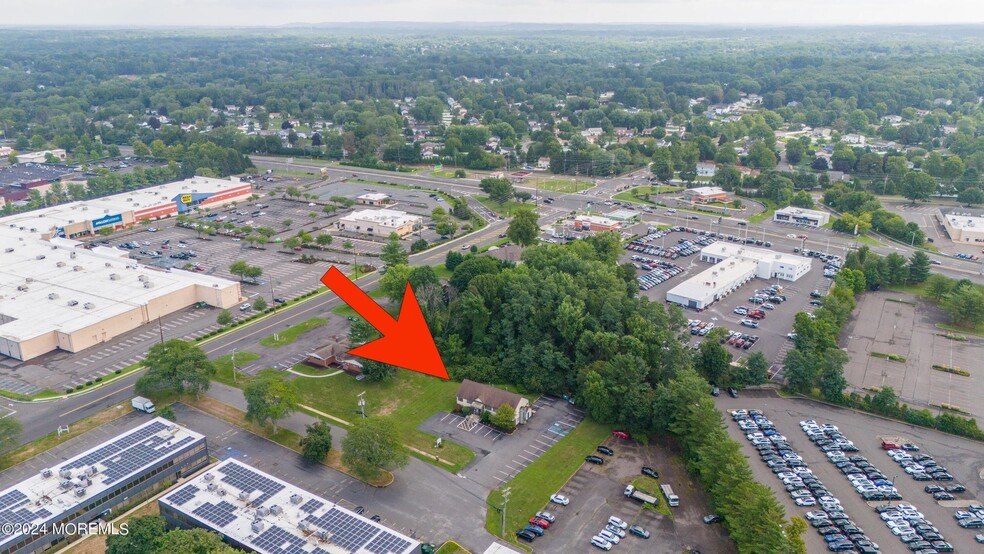 98 Craig Rd, Manalapan, NJ en venta - Foto del edificio - Imagen 2 de 9