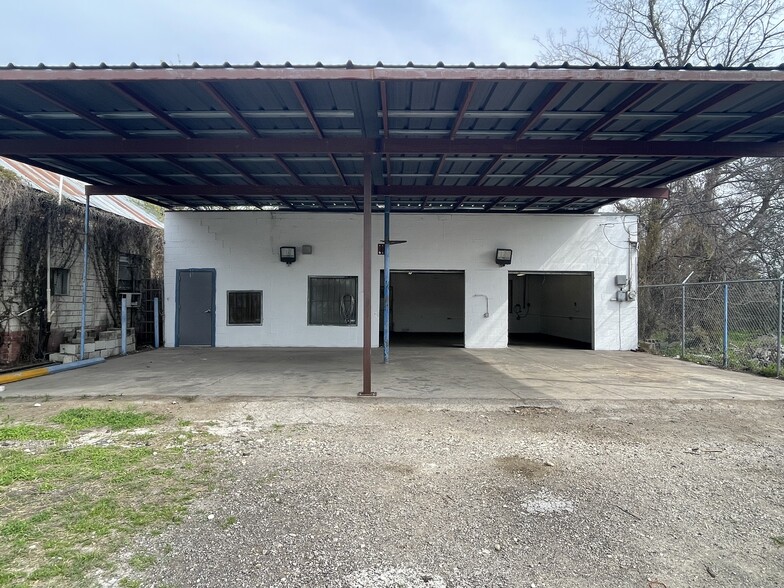 2210 S Flores St, San Antonio, TX en venta - Foto del edificio - Imagen 1 de 18