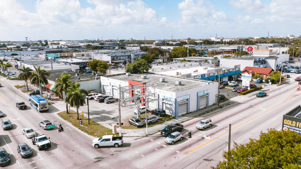 Corner Retail/Industrial + Billboard - Inmueble