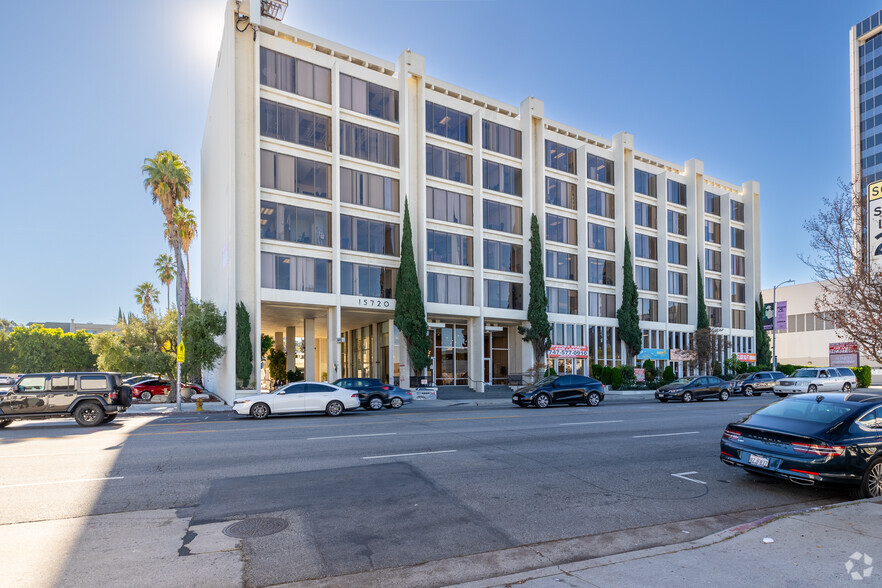 15720 Ventura Blvd, Encino, CA en alquiler - Foto del edificio - Imagen 1 de 11