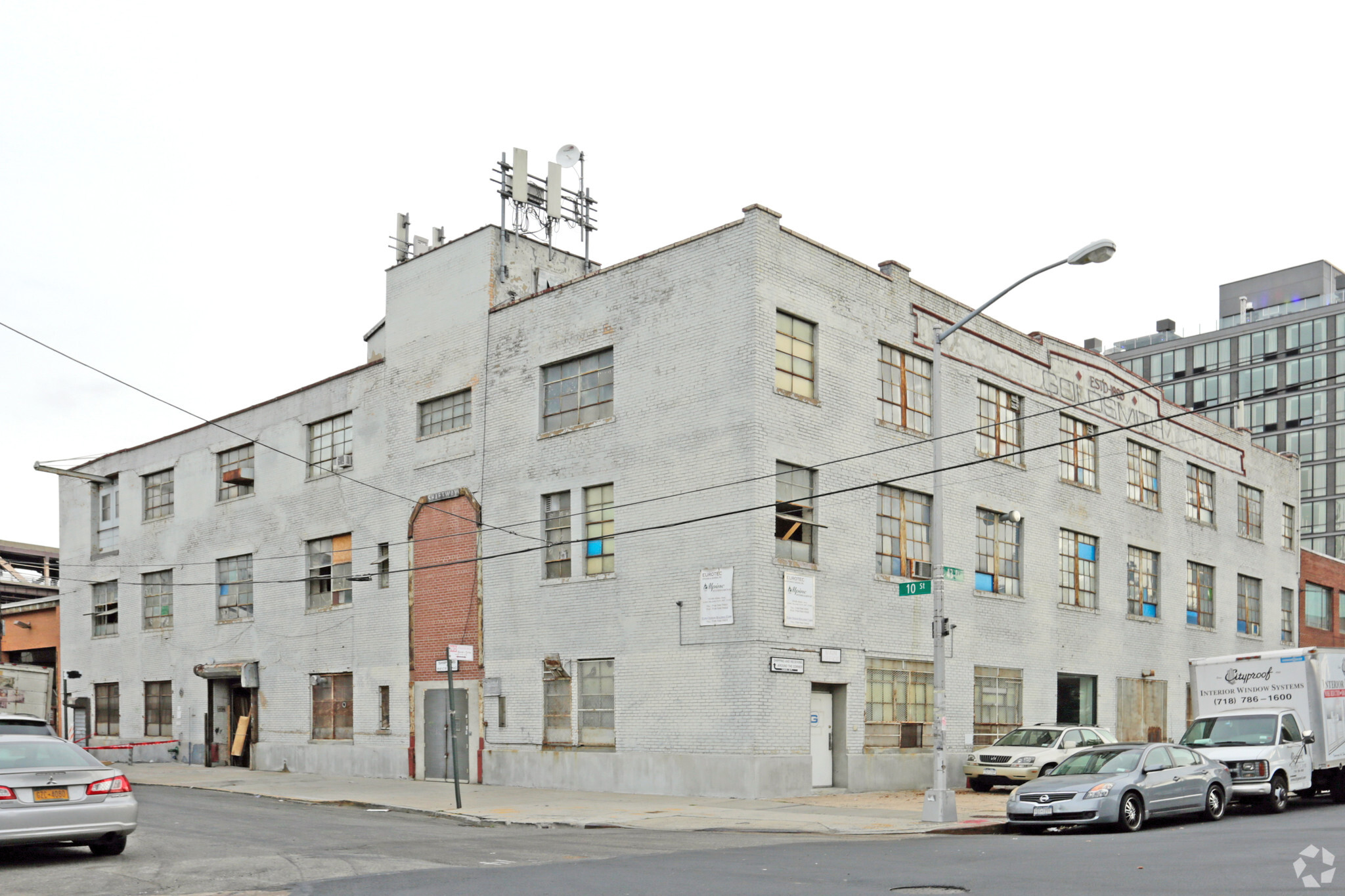 10-01-10-09 43rd Ave, Long Island City, NY en alquiler Foto del edificio- Imagen 1 de 8