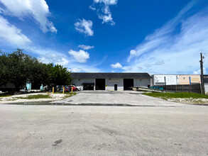 8781-8785 SW 133rd St, Miami, FL en alquiler Foto del edificio- Imagen 2 de 5