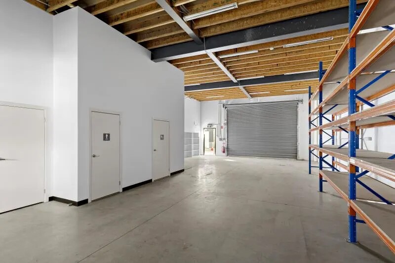 73 Wharf Rd, Port Melbourne, VIC 3207 - Unidad 4 -  - Foto del interior - Image 1 of 5
