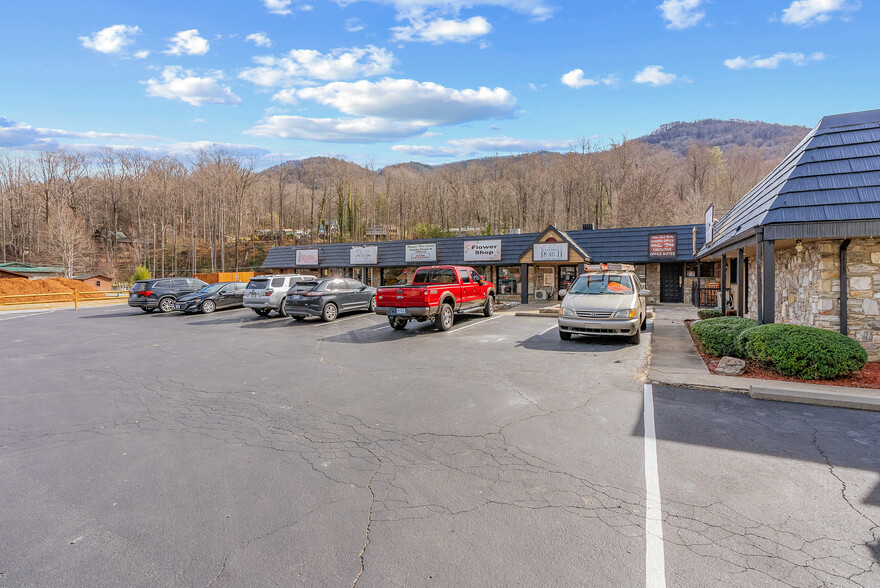 2487 Soco Rd, Maggie Valley, NC en alquiler - Foto del edificio - Imagen 3 de 4